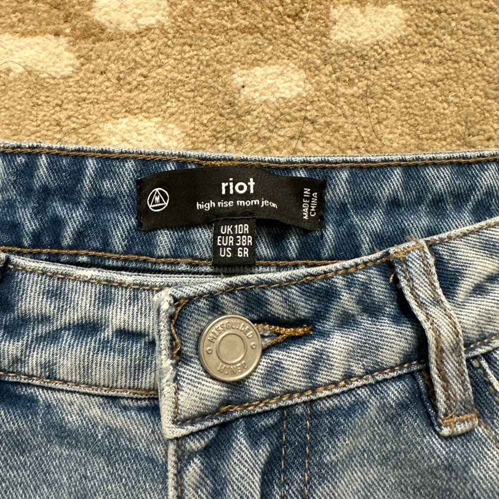 Missguided Riot High Rise Mom Jean - Picture 3 of 4